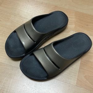 Oofos recovery sandals